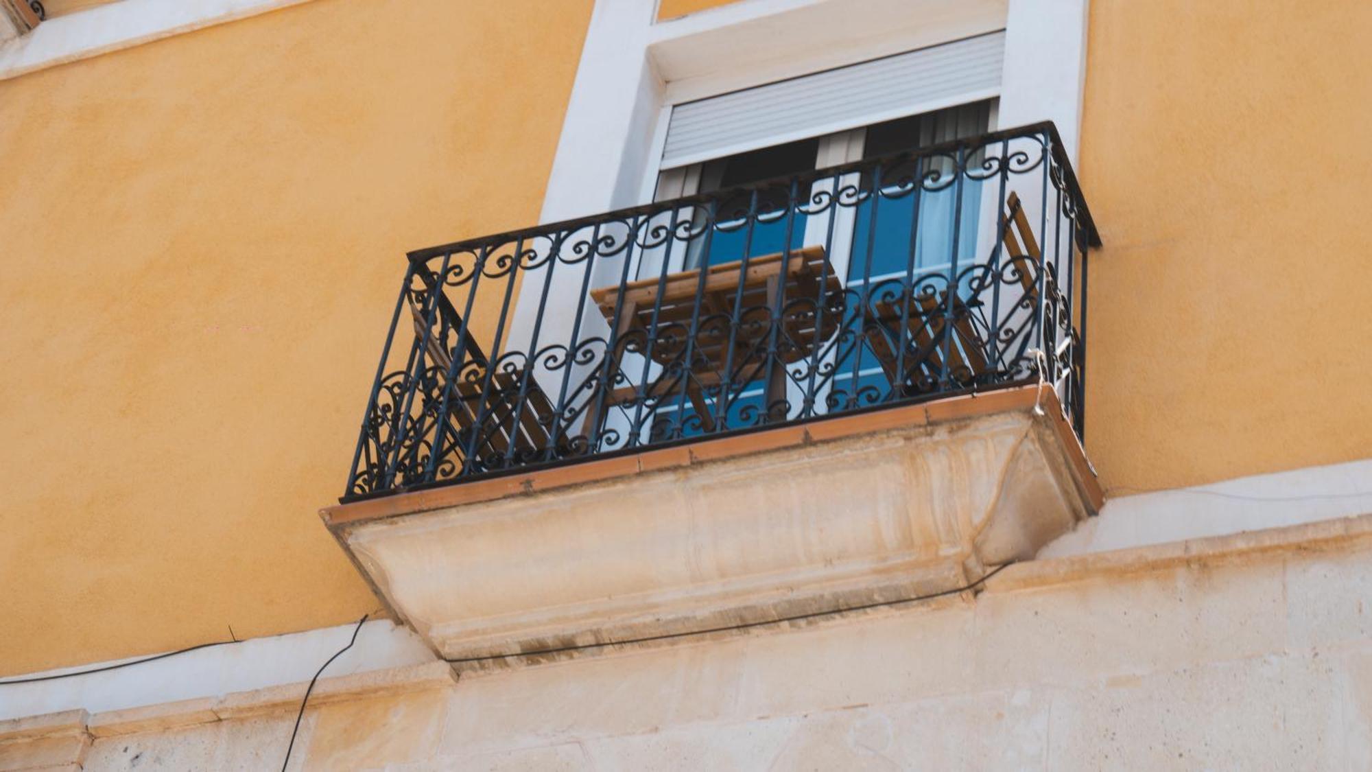 Edificio Amarillo En El Barrio Apartment Alicante Exterior photo