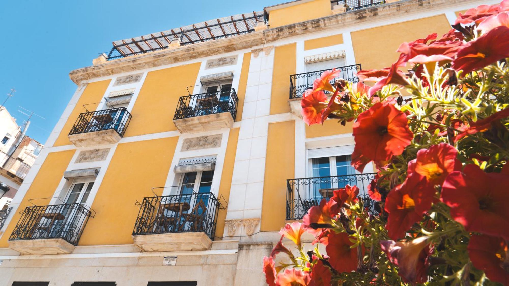 Edificio Amarillo En El Barrio Apartment Alicante Exterior photo